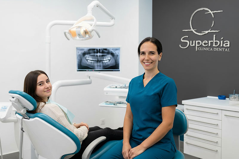 Doctora Ana de Clínica Dental Superbía atendiendo a una paciente en consulta odontológica en Tenerife<br />
