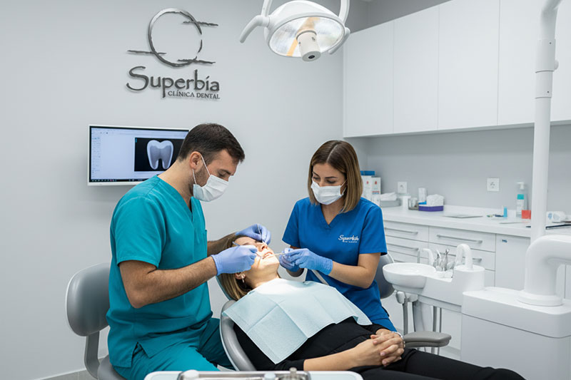 CIRUGIA Dr. Facundo, odontólogo de Clínica Dental Superbía en Tenerife