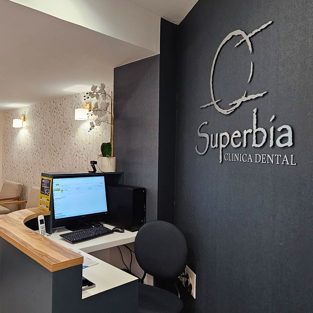 Área de espera moderna en Clínica Dental Superbia