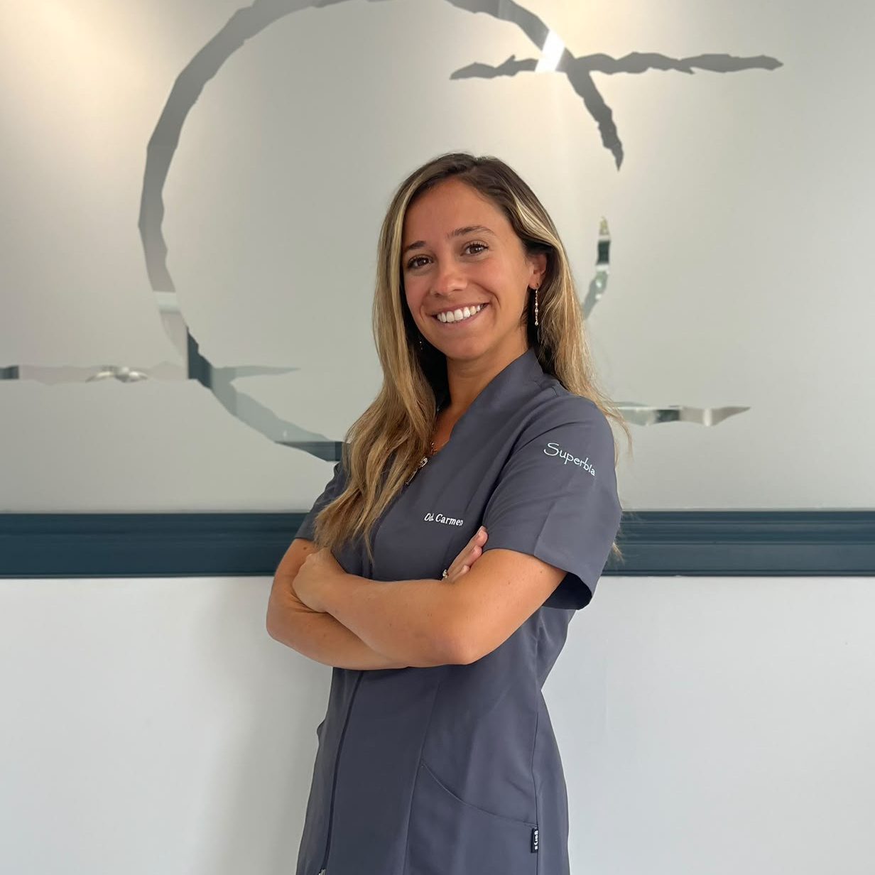 bxgR3 Goretti González, higienista dental en nuestro equipo de Clínica Dental Superbía en Tenerife, especializada en prevención y cuidado bucodental.